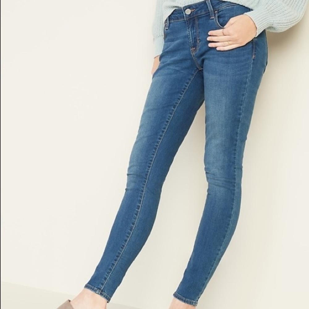 Old Navy short Rockstar lightly distressed jeans